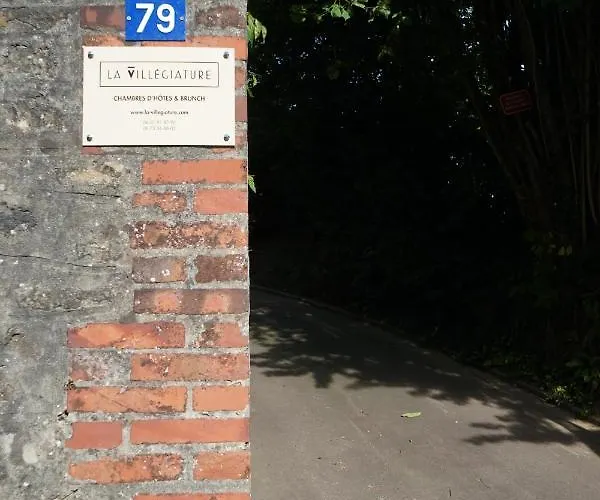 Couette-café La Villégiature 3*